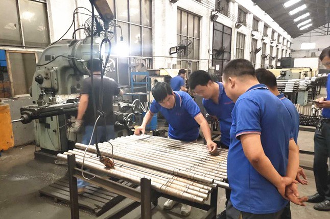 乐竞官方版网站登录入口每周对各个工序进行质量监督检验的现场。